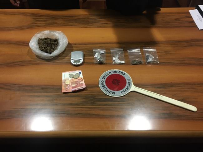 Spaccia davanti alla villa nelle ore notturne: in manette pusher licatese