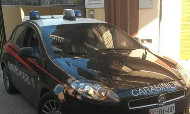 Dimentica di essere sottoposto a provvedimento di detenzione domiciliare e si reca in caserma: arrestato