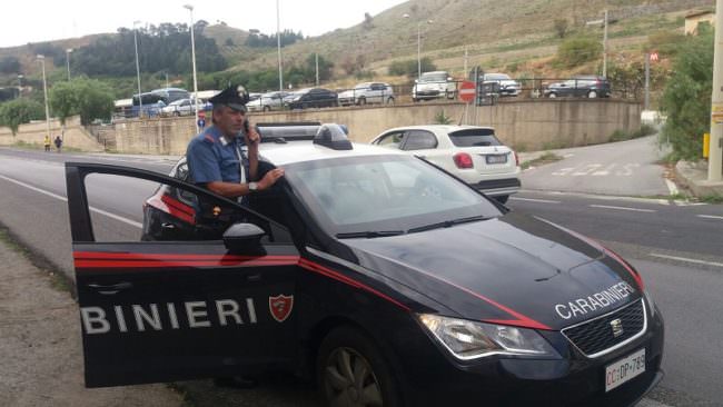 In manette un pusher col suo cliente: beccati con le mani nel sacco