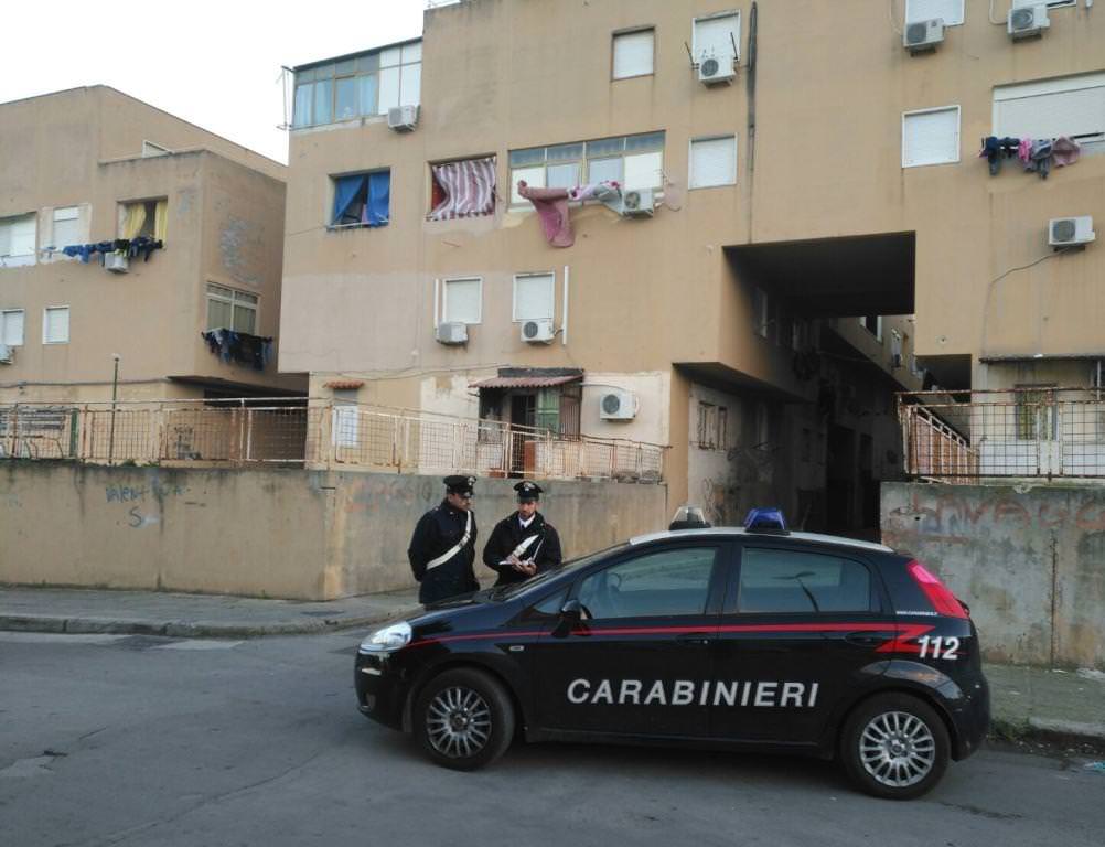 Ruba uno scooter ma quando arrivano i carabinieri molla tutto e fugge a piedi: denunciato