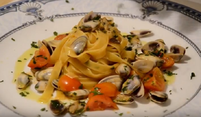 Tagliolini di pasta fresca con telline e pomodorino