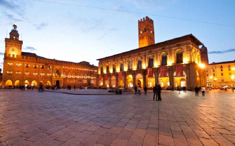 Scalzo e in pigiama, a 3 anni solo per le vie della città di notte