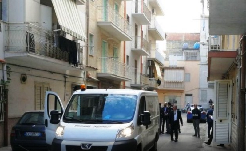 Uccide la madre a bastonate, poi prova ad ammazzare anche il padre