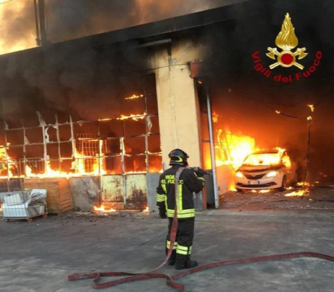 Brucia l’autorimessa Amt di via Plebiscito: due autovetture in fiamme