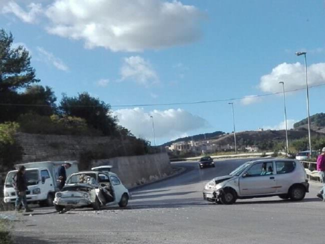 Scontro tra due vetture: auto completamente distrutta e conducente in ospedale