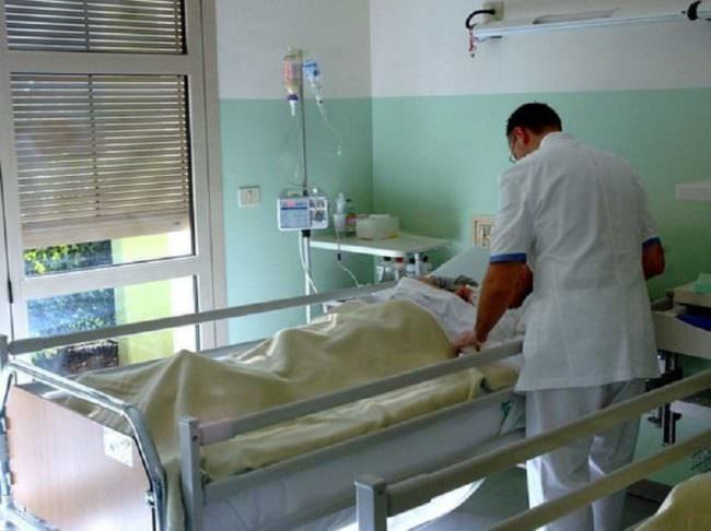 Ricoverato cade dal letto e muore: la procura indaga su 13 dipendenti