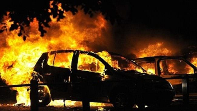 Auto della polizia penitenziaria in fiamme: possibili segnali di minacce