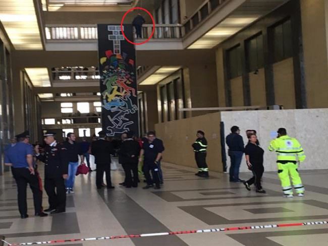 “Condanna ingiusta”: paura al Tribunale, uomo minaccia di buttarsi. FOTO