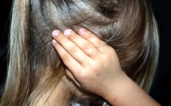 Ha molestato la sorellina, ma per 10 anni l’ha fatta franca: oggi scattano le manette