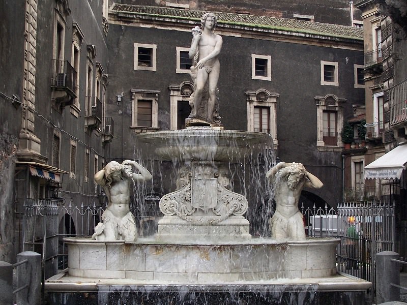 Vende pesce illegalmente in Piazza Duomo: la folla accerchia la polizia e lo aiuta a fuggire