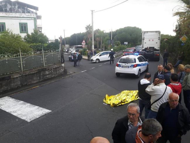 Tragedia sulla nazionale, travolta da un camion mentre attraversa la strada: morta 71enne