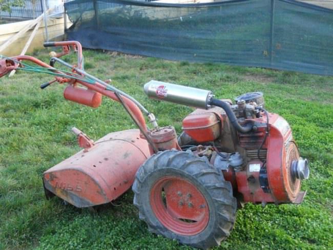 Motozappa lo ferisce alle gambe mentre ara i campi: paura per un 16enne