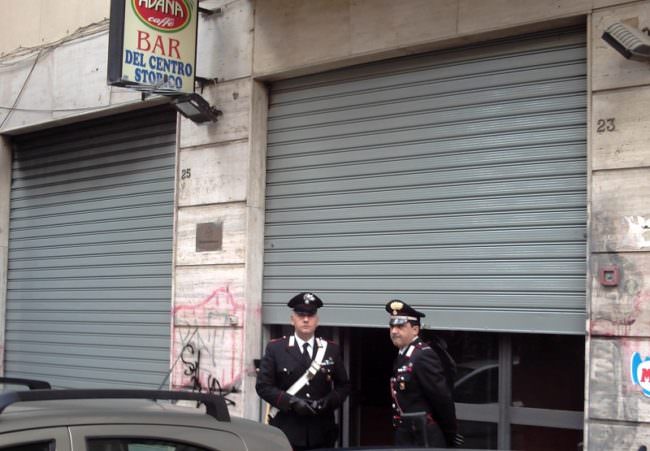 Ubriaco dà fuoco a un materasso vicino a un bar: scampata tragedia