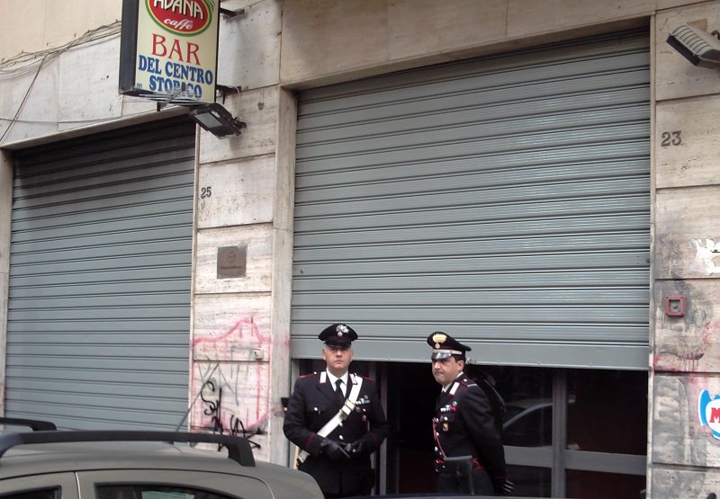Ubriaco dà fuoco a un materasso vicino a un bar: scampata tragedia