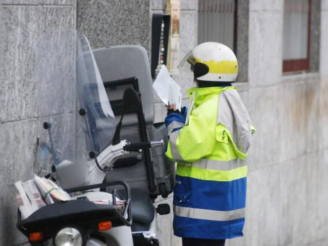 Si rifiuta di pagare la consegna: catanese aggredisce postina