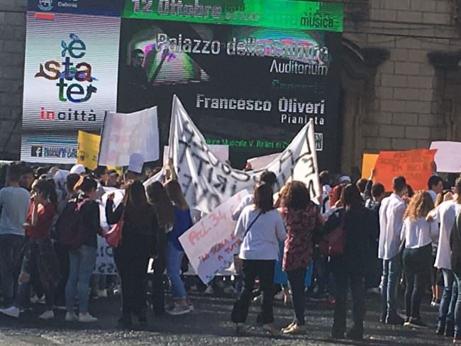“Vogliamo aule adeguate, basta coi doppi turni”: gli studenti dell’alberghiero di Catania scendono in piazza