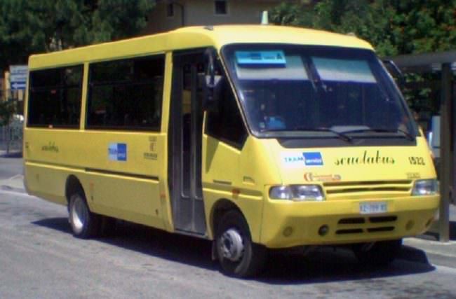 Scuolabus sbanda e finisce in un fossato: due feriti in codice rosso