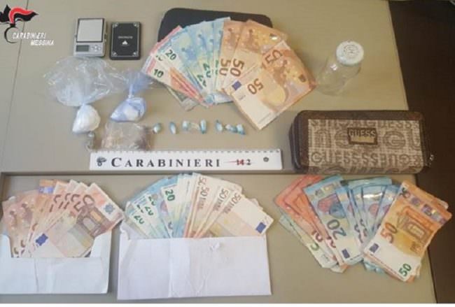 Donna “cocaina”: confezionava e vendeva ai clienti dalla sua abitazione