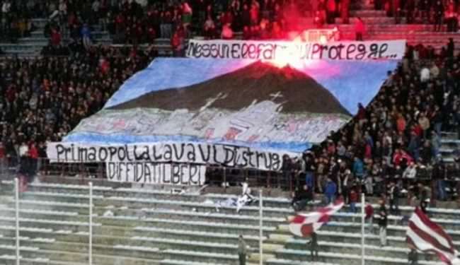 Reggina-Catania e quello striscione discriminante, scatta la caccia ai colpevoli: “Episodio deprecabile”