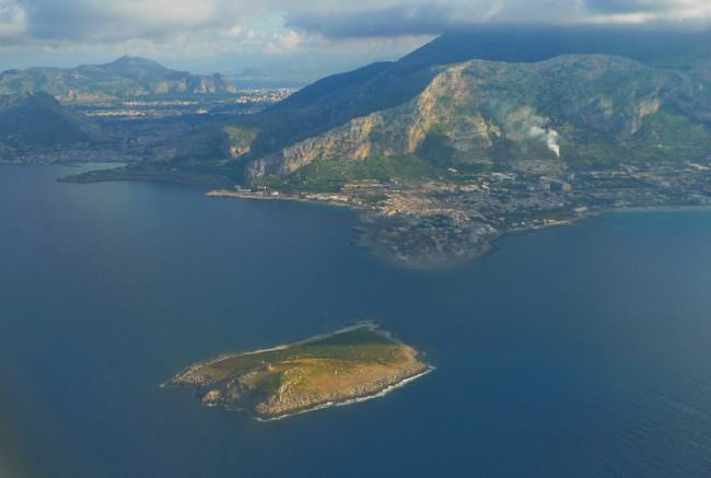 Accusa malore mentre fa il bagno, muore turista all’Isola delle Femmine