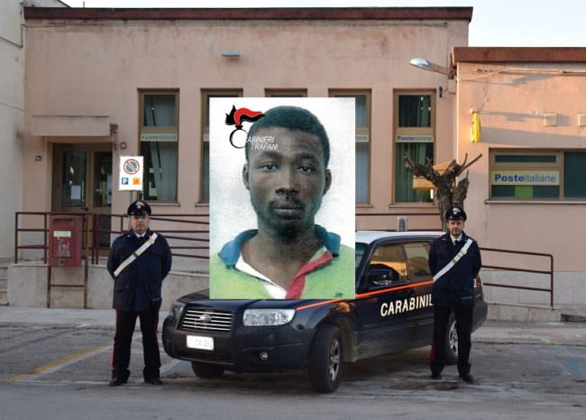 “Non puoi restare qui”: impazzisce e blocca auto con cassonetti. Lo fermano due equipaggi dei carabinieri