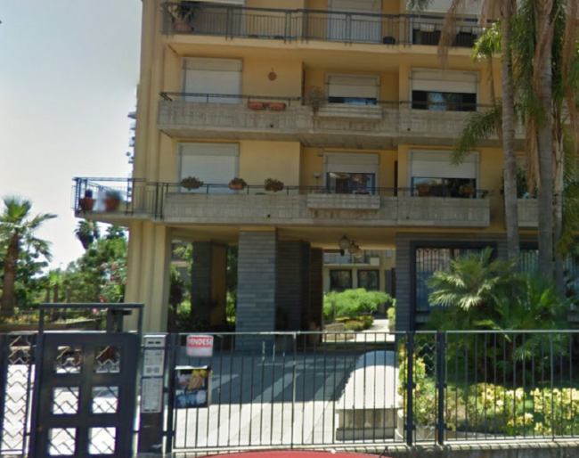 Via Aldebaran, falso allarme bomba: vestiti dentro il borsone
