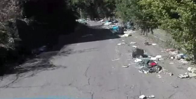 Aci Sant’Antonio, degrado in via Salemi Pennisi: slalom delle auto tra la spazzatura. IL VIDEO