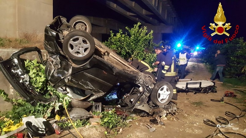 Incidente sull’A19 direzione Catania: auto precipita da un cavalcavia. “Miracolati” due giovani