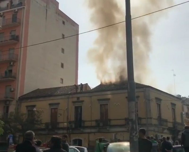 Incendio in una palazzina di viale Mario Rapisardi: tetto completamente crollato