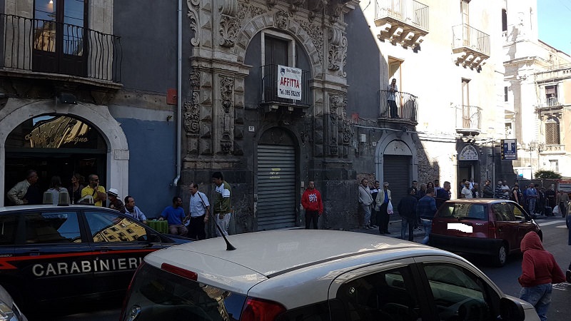 Paura in via Vittorio Emanuele: tentano di scippare turisti ma vengono bloccati da carabinieri in borghese