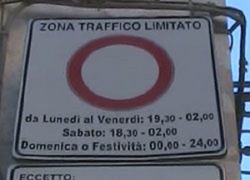 Disabile multato “più volte” perché in sosta con la propria auto in un Ztl