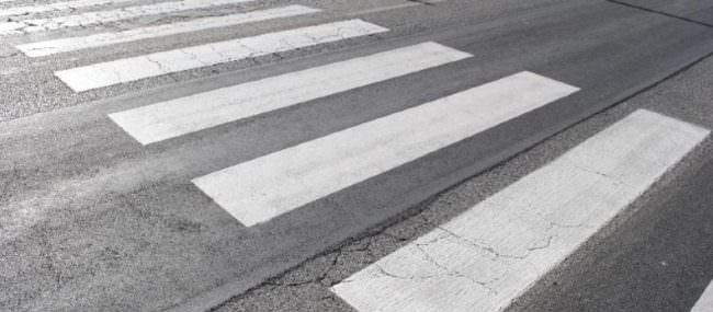 Investe due ragazze sulle strisce pedonali e poi scappa: si cerca il responsabile