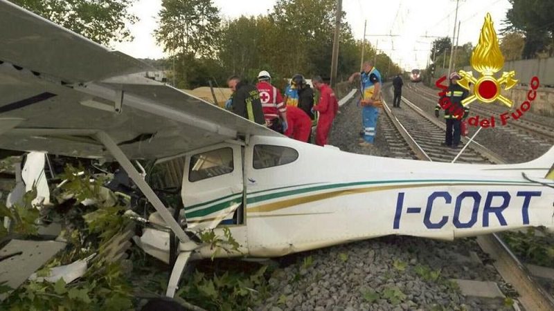 Aereo si schianta sui binari dell’Alta velocità: feriti i due passeggeri