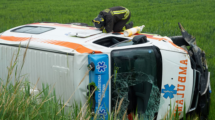 Scontro violento tra un’auto e un’ambulanza: un morto e 4 feriti