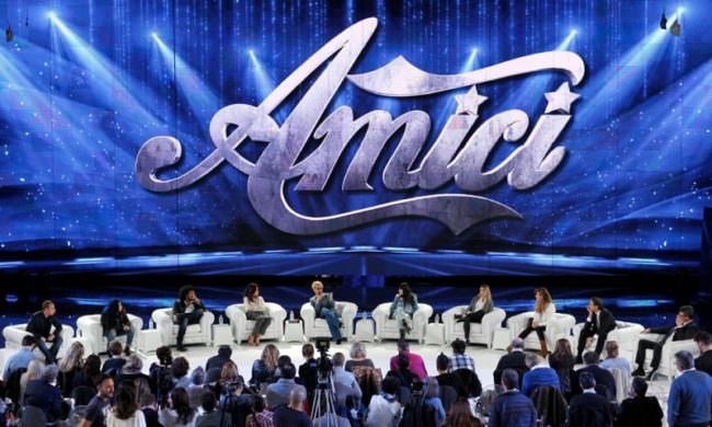 Amici 2018: Kledi va via mentre “arrivano” Giusy Ferreri e Paola Turci