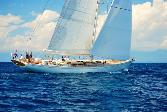 Paura a Panarea, barca a vela rischia di affondare: turisti salvati