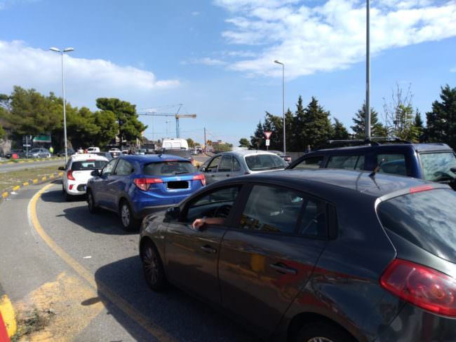 Nesima, camion sprofonda in una buca all’interno del cantiere della metropolitana: traffico in tilt