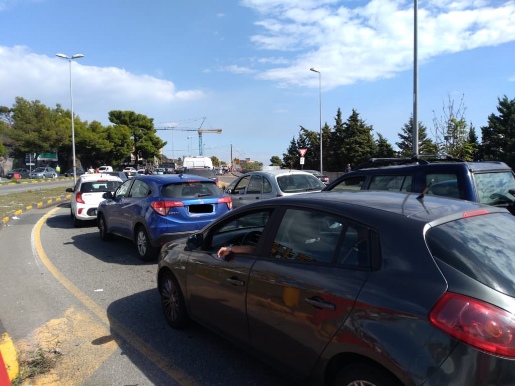 Nesima, camion sprofonda in una buca all’interno del cantiere della metropolitana: traffico in tilt