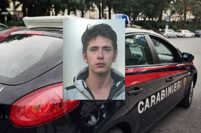 Marijuana, bilancini e materiale per confezionamento: in manette un 20enne