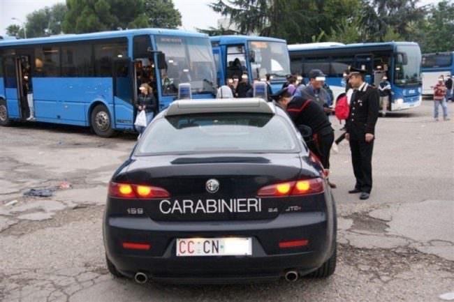 A bordo di un pullman con droga a seguito, 25enne arrestato durante controlli dei carabinieri