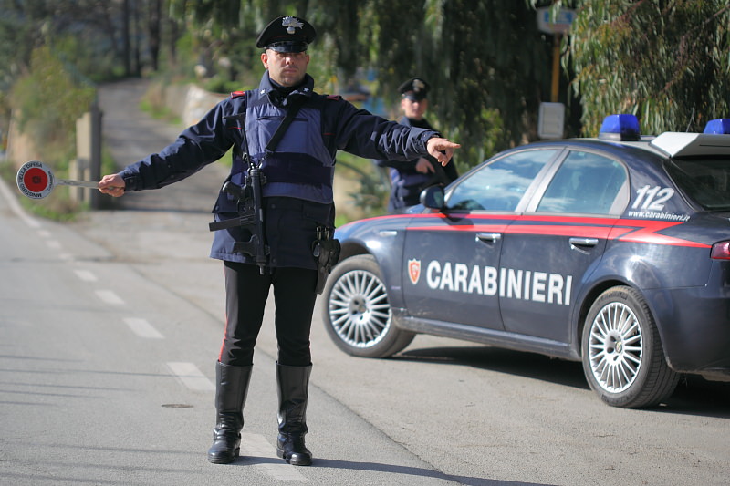 Caltanissetta, accelera al posto di blocco e investe carabiniere: arrestato