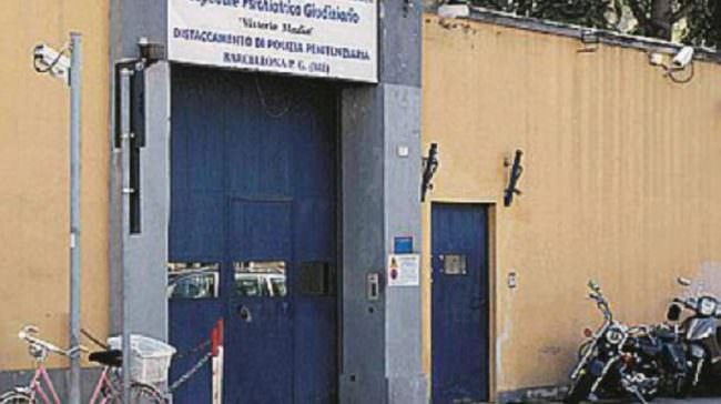 Tragedia in carcere, detenuta si impicca in un albero durante l’ora d’aria