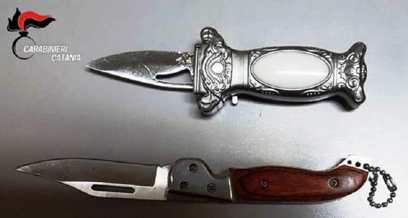 Violenta aggressione a ex moglie e suocero: prima li prende a calci e poi passa ai coltelli