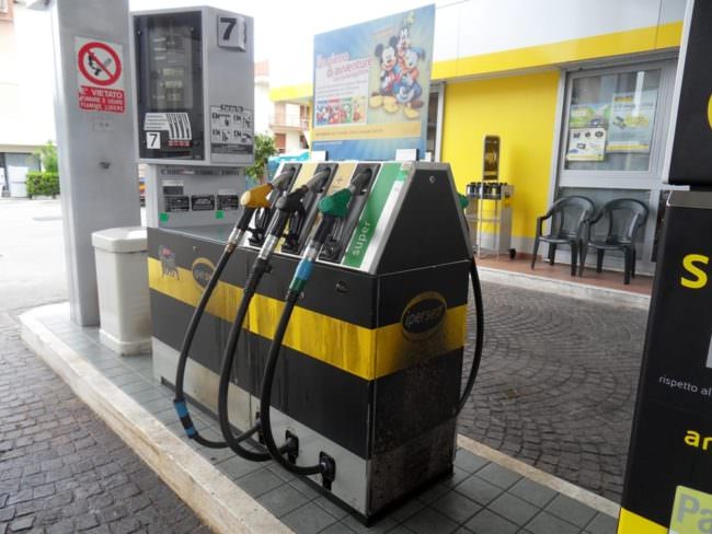 Ennesimo assalto al distributore Eni al viale della Regione: è caccia ai malviventi con coltello