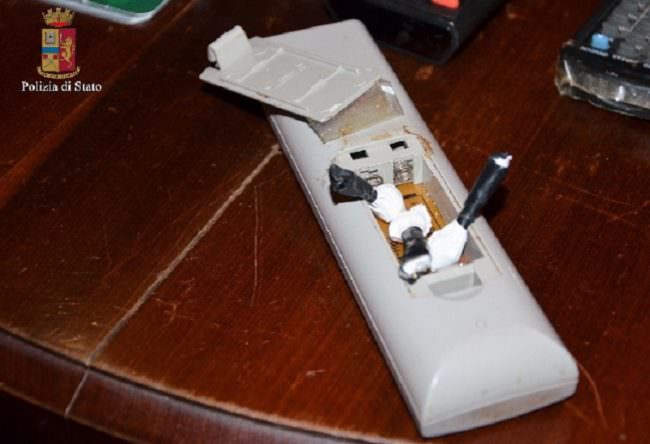 Nascondevano cocaina nel telecomando e dietro l’interruttore della luce: arrestati