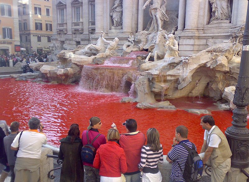 La fontana di Trevi si tinge di rosso: paura per un atto vandalico