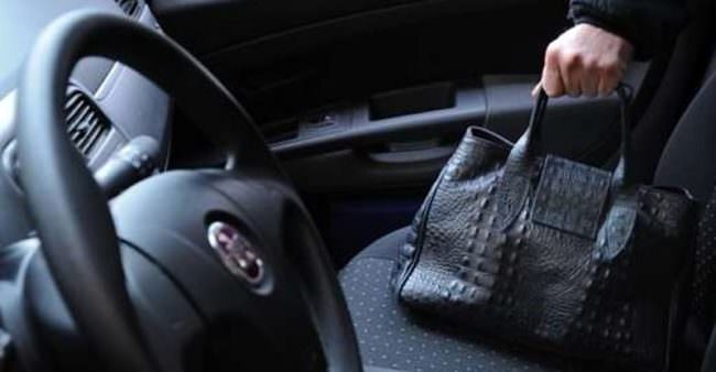 Ladri in azione, spaccano il vetro di un’auto posteggiata e rubano la borsa: vittima una 18enne