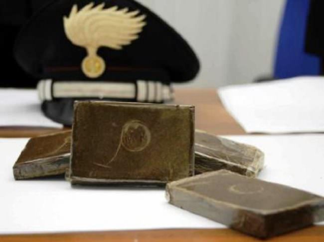 Hashish nascosta nel peperoncino: arrestato pusher 24enne