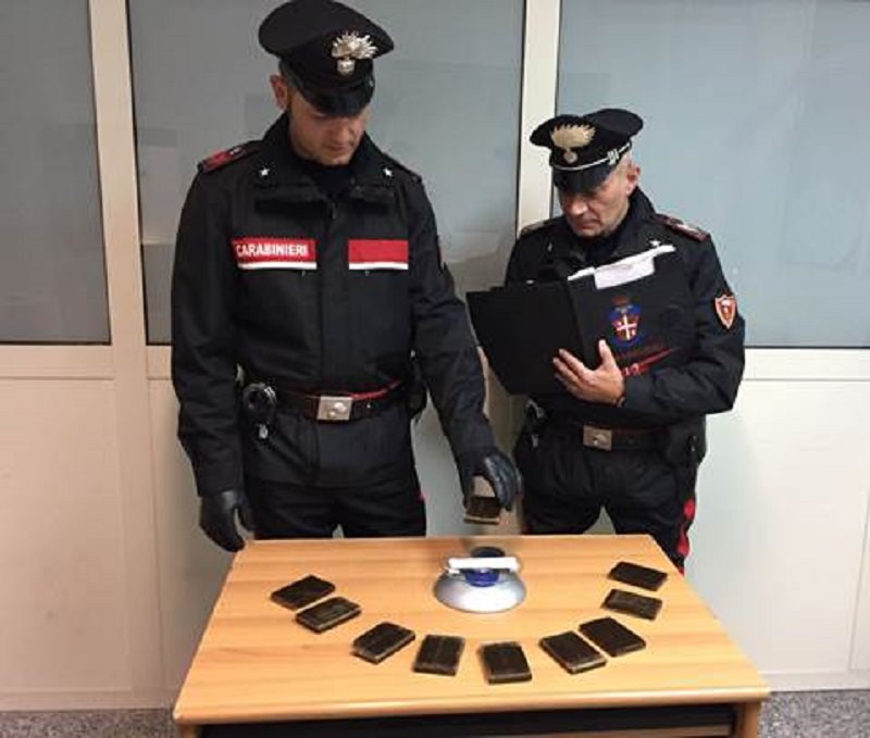 Entrano in affari con un migrante e diventano grossisti della droga: tre gli arresti
