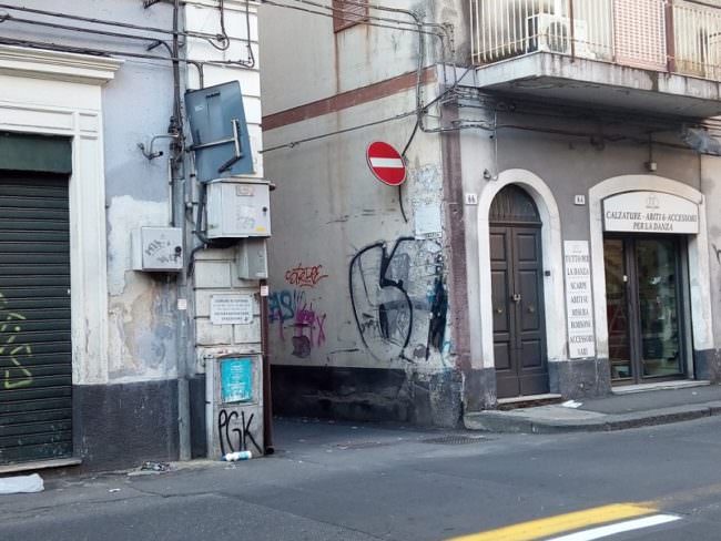 Incrocio pericoloso tra via Amore e via Monserrato: protestano i residenti